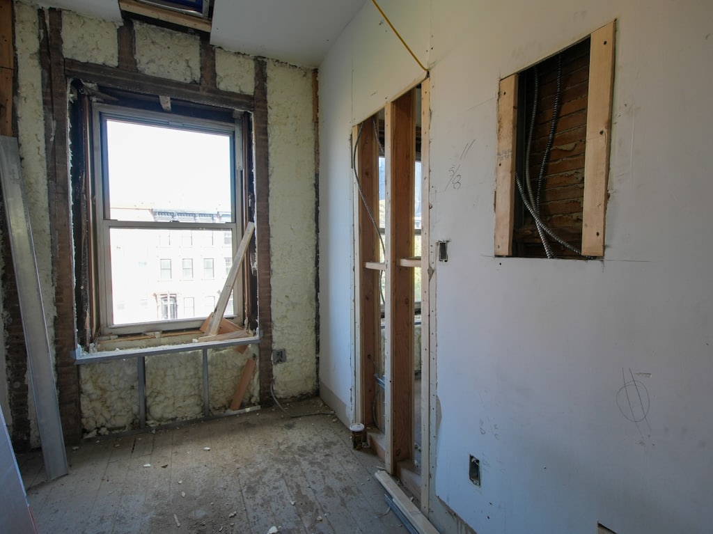 Antes — Baño en casa de piedra con acceso peatonal, Casco Antiguo
