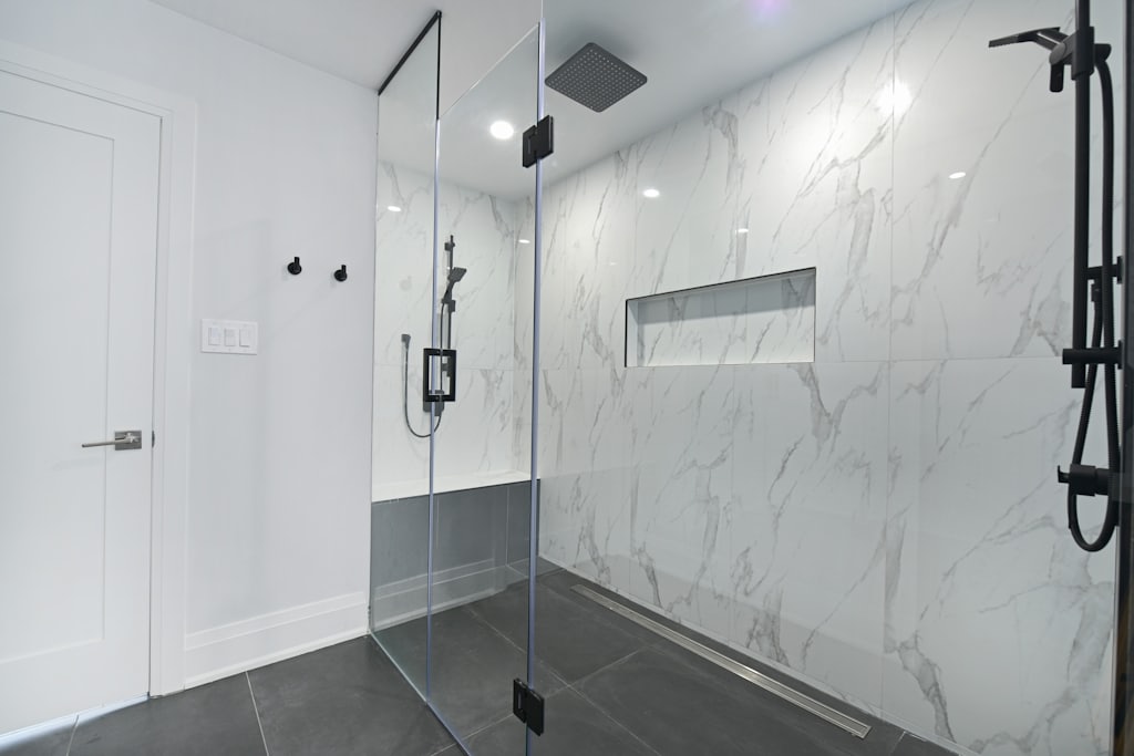 Baño accesible y adaptado para mayores: guía de reforma y ayudas