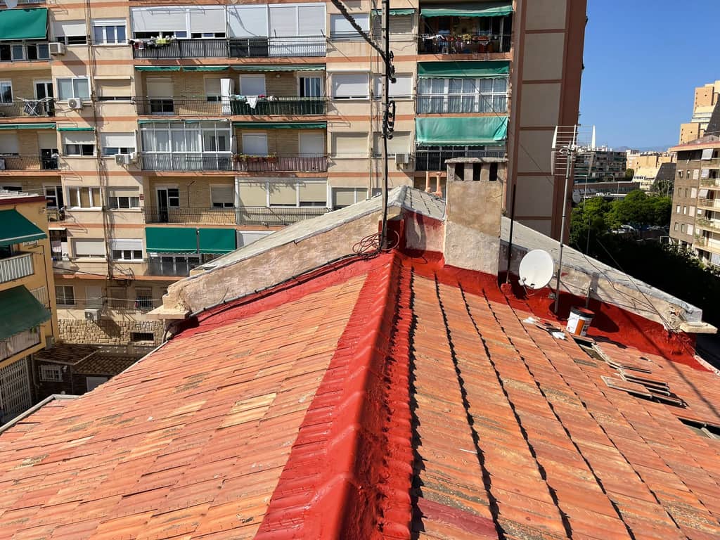 Antes — Caballete y limas selladas en finca de los 60, Alicante centro